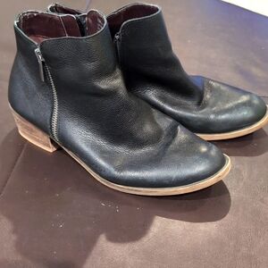 Kensie Ghita Ankle Boot Short Zip in Black